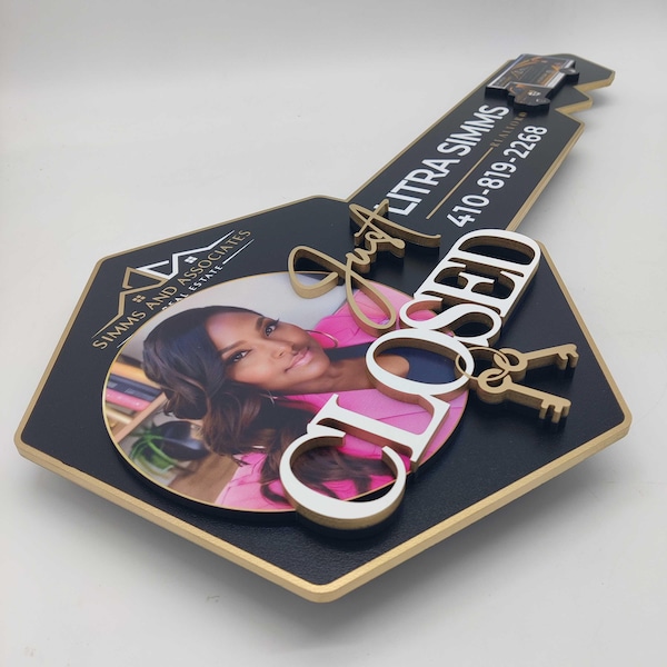 Letrero de "Recién cerrado", Letrero con llave 3D, Llave de propiedad vendida, Regalo de cierre para agente inmobiliario, Llave de propiedad, Letrero con logotipo personalizado y FOTO