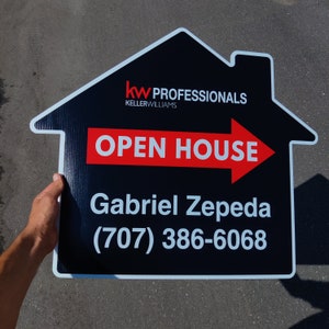 Könnte beinhalten: Ein schwarzes und weißes hausförmiges Schild für ein offenes Haus mit einem roten Pfeil, der nach rechts zeigt. Auf dem Schild steht "kw PROFESSIONALS KELLERWILLIAMS OPEN HOUSE Gabriel Zepeda (707) 386-6068"