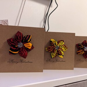 Cartão de parabéns com emblema feito à mão com broche destacável para usar. Lembrança de um dia especial. Cartão de emblema estiloso para adultos ou crianças