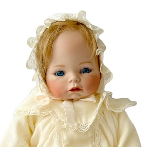 Muñeca de porcelana vintage "Carolin" de Ashton Drake Galleries - Edición limitada de 1992, vestido de bautizo