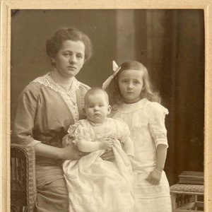 Antica foto di famiglia dei primi del XX secolo – Ritratto di battesimo – Carl Münkel Atelier, Schwerte, Germania
