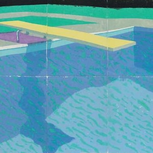K&ouml;nnte beinhalten: Abstrakte Malerei eines Schwimmbeckens mit einem gelben Sprungbrett. Das Wasser ist eine Mischung aus Blau und Gr&uuml;n, mit einer lila Plattform am Ende des Sprungbretts. Der Himmel ist schwarz und die Umgebung ist gr&uuml;n.