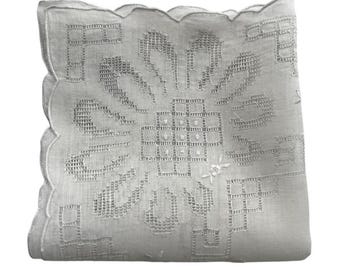 アンティークスイス アペンツェル花輪刺繍 スカラップ 細番手しなやかな大判クロス 花刺繍スカラップエッジテーブルクロス 直径14cm - メルカリ