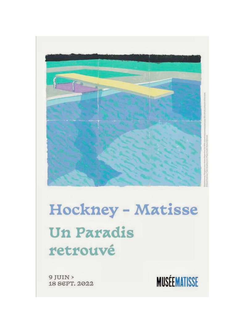 K&ouml;nnte beinhalten: Plakat mit einer farbenfrohen Illustration eines Schwimmbeckens mit Sprungbrett. Der Text "Hockney - Matisse Un Paradis retrouv&eacute;" ist zu sehen, sowie die Daten "9 juin > 18 sept. 2022" und das Logo "MUS&Eacute;EMATISSE".