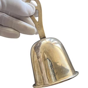 Peut inclure: Cloche en argent avec une poignée, gravée avec "PLATCO STERLING SILVER" et "Edward 75".