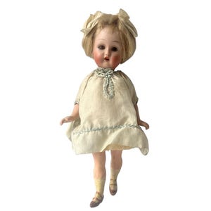 Antique Kammer and  Reinhardt Mignonette Bisque Doll – 19 cm/ 7.5 in – Sleeping Glass Eyes & Mohair Wig