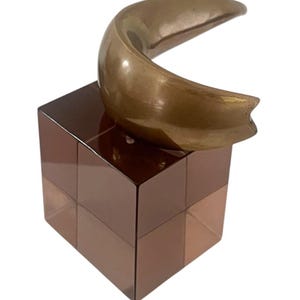 Moderne Bronze Skulptur von Monique Gerber – Verstellbar auf Plexiglas Sockel