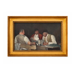 以下が含まれることがあります： 金色の額縁に入った油絵で、木製のテーブルに座る3人の人物が描かれています。人物はベスト、白いシャツ、暗い色の帽子を着用しています。テーブルの上にはビールジョッキが2つ置かれています。背景は暗く落ち着いた色調です。