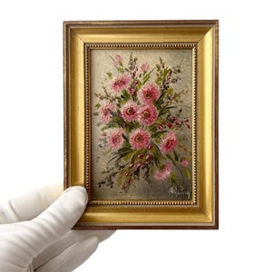 Miniatura de flores rosas, bodegón floral vintage, obra de arte pequeña enmarcada, marco dorado, pintura firmada.