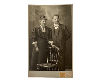 Antike 1907 Schrank Foto Paar. Antike Portraitfotografie. *