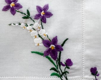 Pochette à Mouchoirs Brodée Main – Motif Muguet – Coton Blanc – Fait Main En Inde