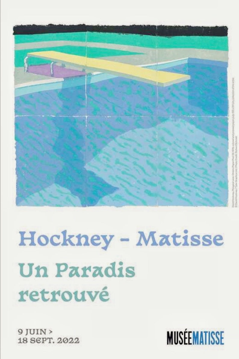 K&ouml;nnte beinhalten: Poster mit einer Schwimmbad-Szene mit einem gelben Sprungbrett und blauem Wasser. Der Postertext lautet "Hockney - Matisse Un Paradis retrouv&eacute;" und enth&auml;lt Museumsinformationen. Die Daten sind vom 9. Juni bis 18. Sept. 2022.