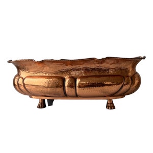 Vintage hamrad kopparplanterare. Lion Paw Feet Jardiniere