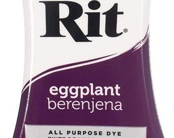 Könnte beinhalten: Eine Flasche Rit Allzweck-Farbstoff in Aubergine. Die Flasche ist weiß mit einem violetten Etikett. Das Etikett zeigt "Rit" in schwarzer Schrift und "Aubergine berenjena" in weißer Schrift. Das Etikett zeigt auch "Allzweck-Farbstoff" und "Tinte de Uso General". Die Flasche enthält 8,0 fl oz oder 236 ml.