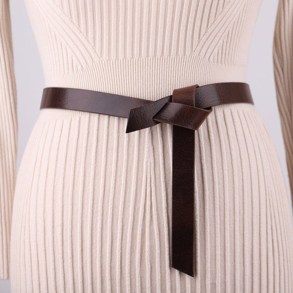 Nœud de ceinture étroit pour femme, cuir naturel, brun foncé. Ceinture sans boucle.