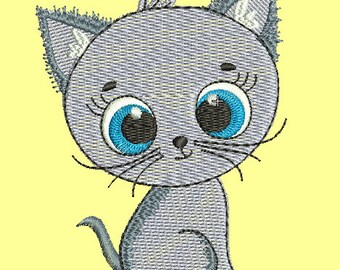 Op de afbeelding: Geborduurd beeld van een grijze cartoonkat met grote blauwe ogen en lange snorharen. De kat zit met opgerolde staart en heeft een lichtgele achtergrond. De oren van de kat zijn gedetailleerd met een textuur.