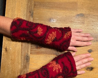 Wrist warmers made from high-quality patterned wool