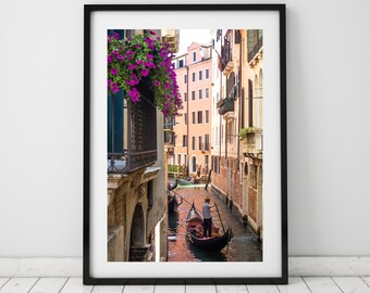 Impresión fotográfica de primavera en góndola por el canal de Venecia – Fotografía de viajes por Italia (Descarga digital)
