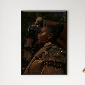 Puede incluir: Una fotograf&iacute;a enmarcada en negro de una mujer con un caballo. La mujer lleva una chaqueta con estampado dorado y marr&oacute;n y un collar de oro. El caballo es marr&oacute;n y tiene una silla de montar negra. La fotograf&iacute;a est&aacute; colgada en una pared blanca en un comedor con una mesa de madera oscura y sillas doradas.