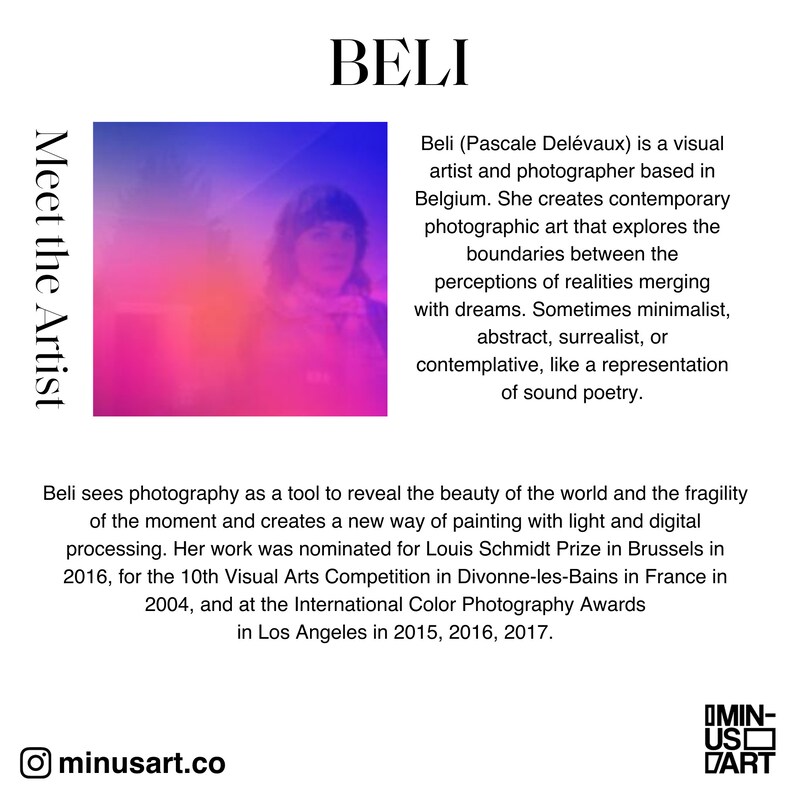 Puede incluir: Un retrato de Beli, artista visual y fot&oacute;grafa con sede en B&eacute;lgica. La imagen es un fondo borroso, abstracto, rosa y azul con un rostro de mujer en el centro. El texto "Meet the Artist" est&aacute; en el lado izquierdo de la imagen y el texto "BELI" est&aacute; en la parte superior de la imagen.