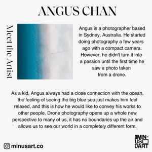 K&ouml;nnte beinhalten: Ein Foto des Fotografen Angus Chan ist in diesem Bild zu sehen. Das Bild zeigt ein Foto eines t&uuml;rkisfarbenen Ozeans mit wei&szlig;em Sand und einem kleinen Boot in der Ferne. Der Text "Meet the Artist" befindet sich auf der linken Seite des Bildes. Der Text "Angus Chan" befindet sich oben im Bild. Der Text "minusart.co" befindet sich unten im Bild. Der Text "OMIN-US/ART" befindet sich in der unteren rechten Ecke des Bildes.