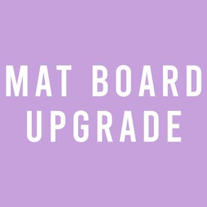 Könnte beinhalten: Ein hellvioletter Hintergrund mit dem weißen Text „MAT BOARD UPGRADE“ in einer fetten, serifenlosen Schriftart. Der Text ist zentriert und vertikal gestapelt, mit „MAT BOARD“ oben und „UPGRADE“ unten.