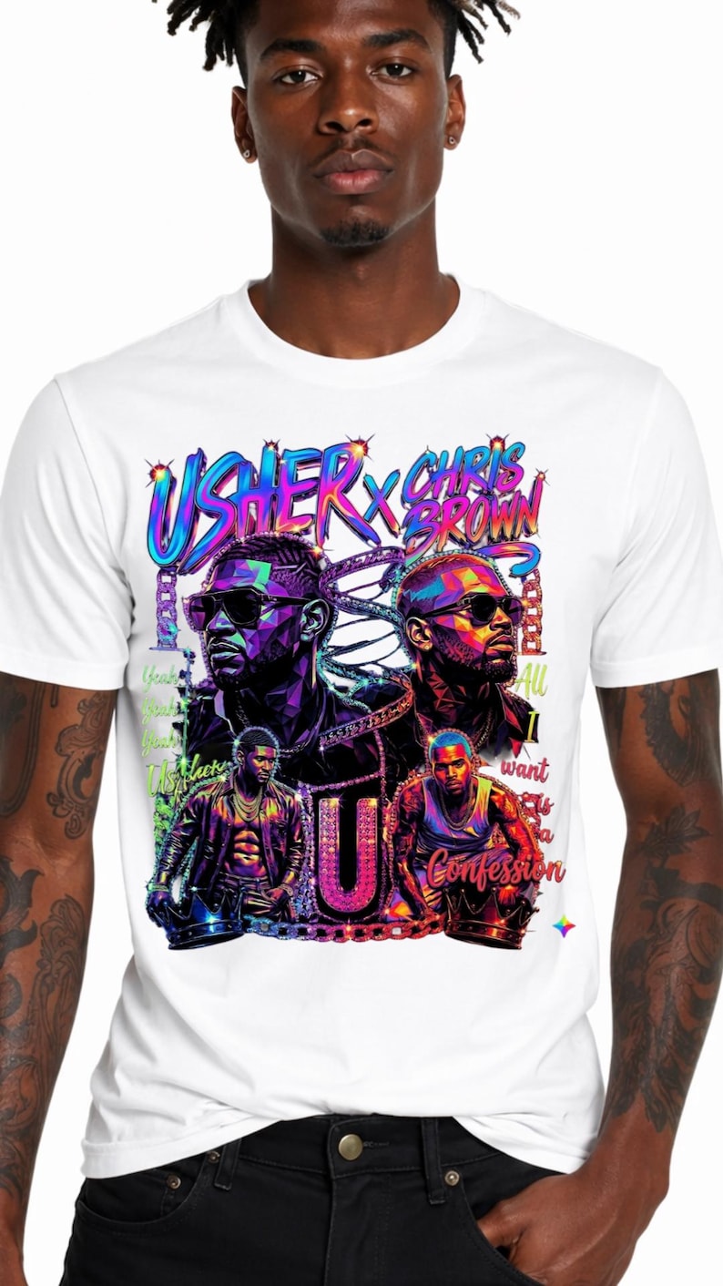 K&ouml;nnte beinhalten: Ein wei&szlig;es T-Shirt mit einem lebendigen Grafikdruck von Usher und Chris Brown. Das Design umfasst stilisierte Portr&auml;ts, Ketten und den Text "USHER X CHRIS BROWN" oben, wobei "All I want is a Confession" in Schreibschrift auf der rechten Seite steht.