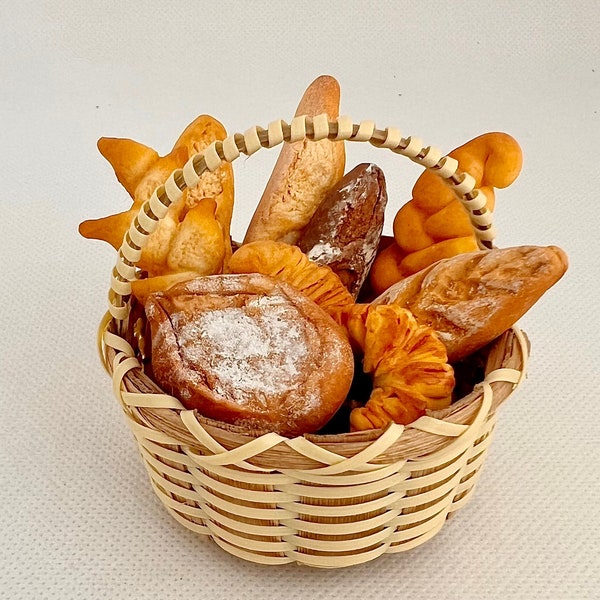 1:6 Scale Miniature Bread basket for Blythe style dolls, Miniature rustic breads for dolls, mini basket for dolls.
