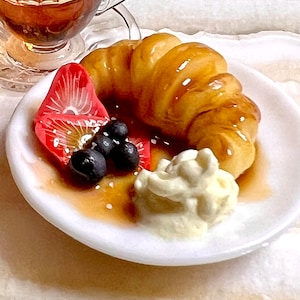 Tostada francesa de croissant a escala 1:6 con fresas y arándanos PARA muñecas Blythe de 12 pulgadas