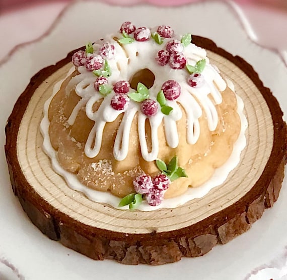 Torta alla crema di cioccolato e fragole in miniatura per casa delle
