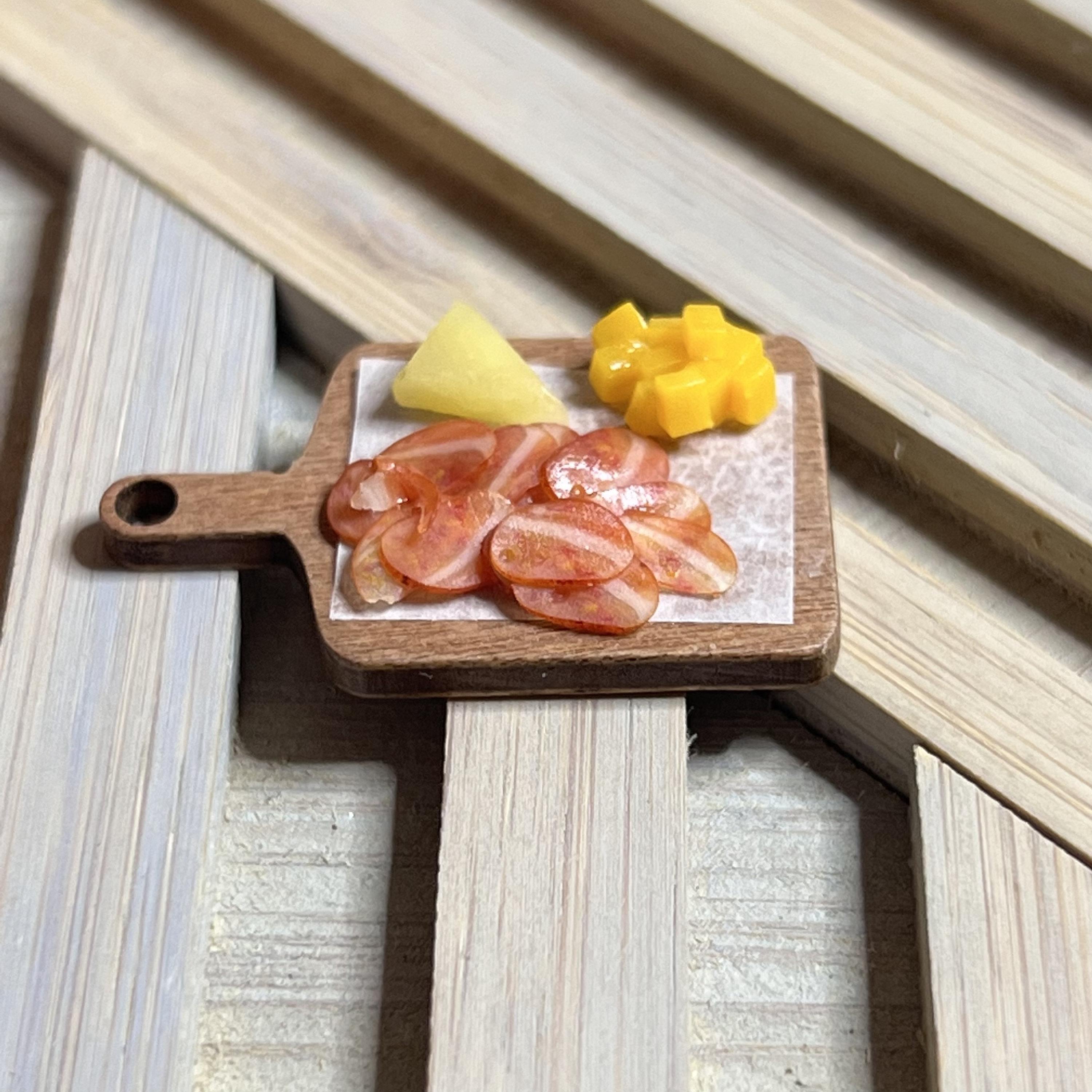 Tagliere di salumi pasquali in miniatura, miniature pasquali delle case