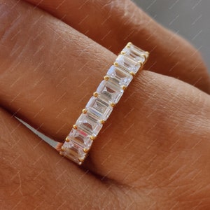 Alianza de media eternidad con corte esmeralda, alianza de boda de plata esterlina para mujer, regalo de aniversario chapado en oro, anillo apilable, regalo de cumpleaños para novia
