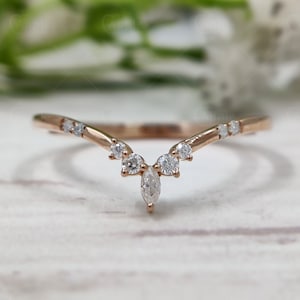 Zierliche V-förmige Ehering Frauen, Rose Gold Chevron Stapelring, Zartes Moissanite Band, Minimalistische Stapelbare Ringe