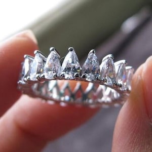 Anello con fascia in moissanite a forma di pera, fede nuziale Eternity da donna, fede nuziale a corona per anniversario, anello impilabile in oro, fascia con diamanti simulati