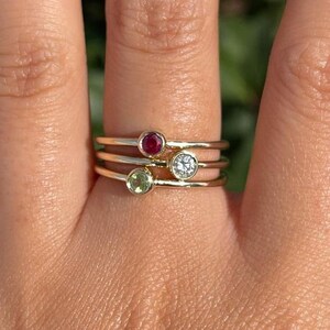 Anelli birthstone per donne, anello madri in oro 10k / 14k, anello minimalista in pietra di nascita, anello in pietra preziosa personalizzato, regali personalizzati per la figlia