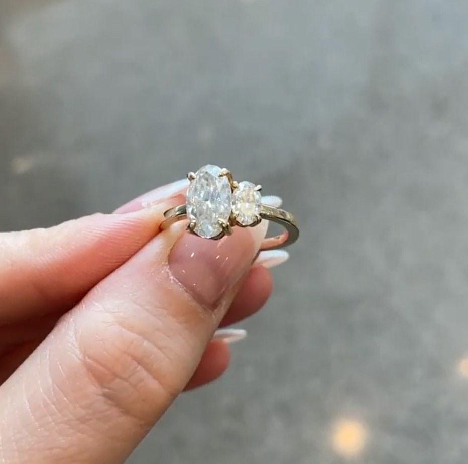 女性のためのユニークな 2 石の婚約指輪、Toi Et Moi リング