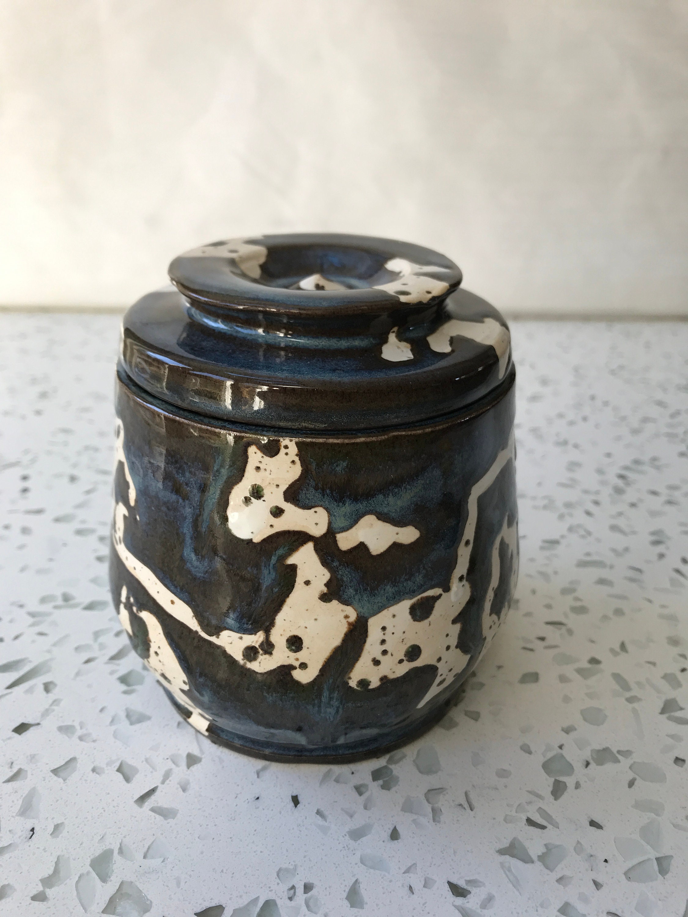 手作りの青と白の抽象的な陶器の蓋付き瓶 - Etsy 日本