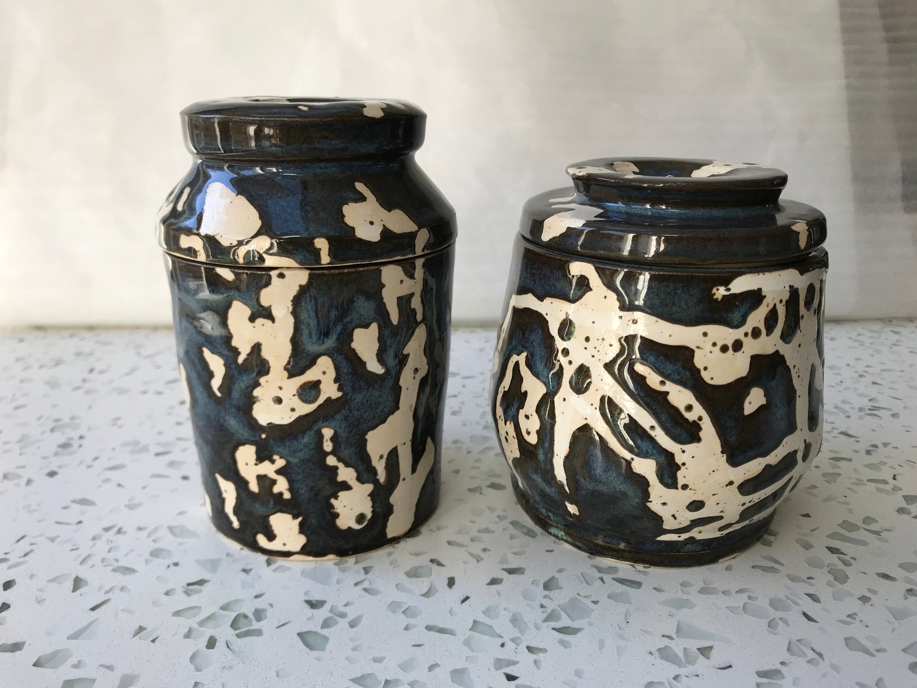 手作りの青と白の抽象的な陶器の蓋付き瓶 - Etsy 日本