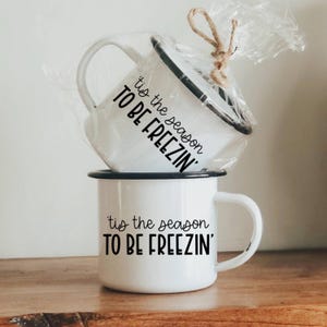 Zima SVG PNG | 'Tis The Season To Be Freezin' | Dosłownie mroźno | Zabawne święta SVG | Kubek świąteczny | Kubek emaliowany