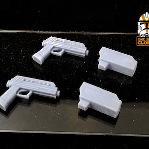 Op de afbeelding: Vier grijze plastic speelgoedpistolen, twee pistolen en twee holsters, op een zwart oppervlak.  ONE SIXTH CLONES is gedrukt op een witte achtergrond in de rechterbovenhoek van de afbeelding.