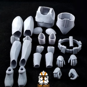 Könnte beinhalten: Ein Set aus grauen Plastik-Actionfiguren-Teilen für einen Klon-Soldaten. Das Set enthält einen Torso, Beine, Arme, Hände und einen Helm. Die Teile sind alle unbemalt und bereit zum Zusammenbauen.
