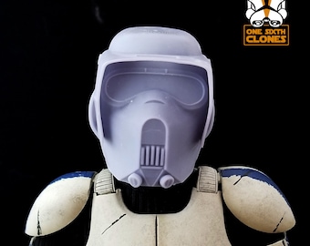Può includere: Un casco di plastica bianca con visiera e boccaglio nero. Il casco è progettato per una action figure di Star Wars.