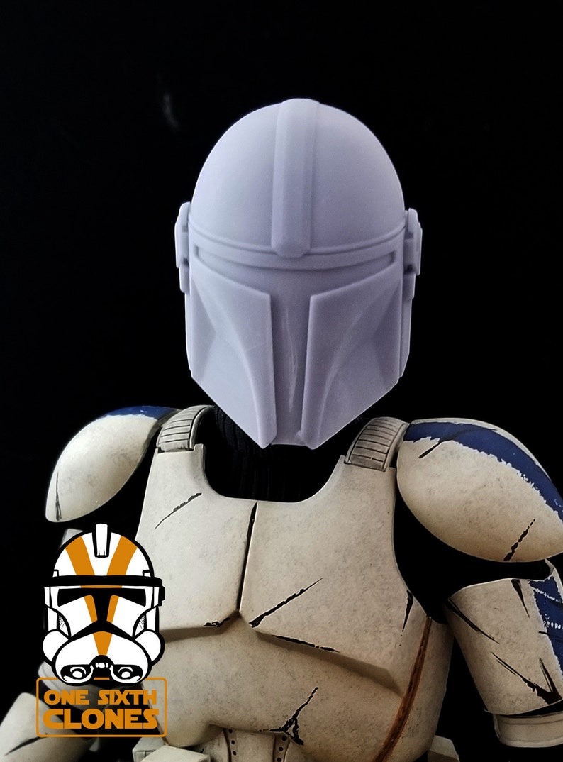 Puede incluir: Un casco de pl&aacute;stico blanco con visera y superficie texturizada. El casco est&aacute; dise&ntilde;ado para parecerse a un casco mandaloriano.