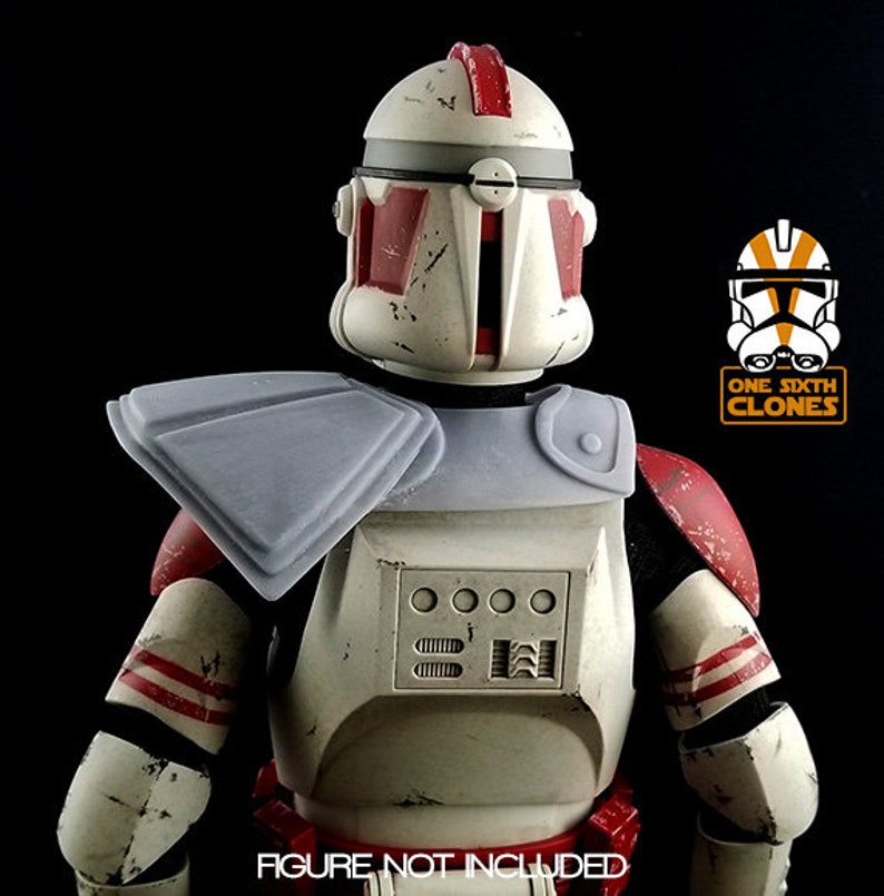Puede incluir: Un casco de soldado clon de pl&aacute;stico blanco y rojo con un acabado de pintura desgastado. El casco tiene una hombrera gris y una protecci&oacute;n de cuello gris. El casco es para una figura de acci&oacute;n a escala 1/6. "ONE SIXTH CLONES" est&aacute; impreso en la imagen.