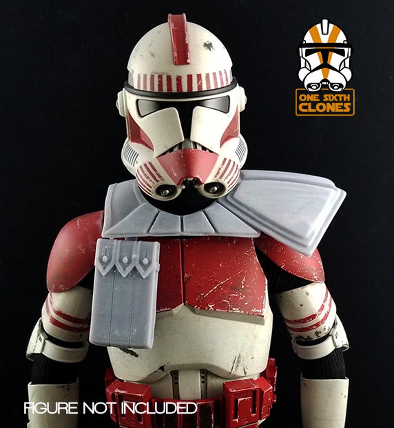Puede incluir: Un conjunto de armadura de soldado clon de Star Wars a escala 1/6 en rojo y blanco con una hombrera gris y un casco rojo y blanco. La armadura est&aacute; desgastada y tiene un aspecto desgastado. "ONE SIXTH CLONES" est&aacute; impreso en la imagen.