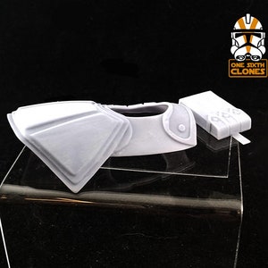 Puede incluir: Un modelo impreso en 3D de pl&aacute;stico blanco de una armadura de soldado clon de Star Wars, que incluye una pieza de pecho y un cintur&oacute;n de utilidad. El modelo est&aacute; en un soporte de exhibici&oacute;n de pl&aacute;stico transparente. La imagen tambi&eacute;n incluye un logotipo para "One Sixth Clones".