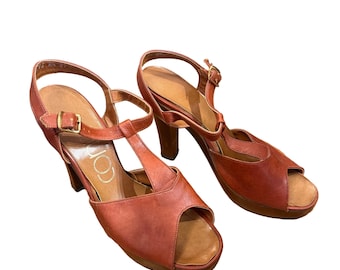 Vintage 1970s Connie T-Strap Leather Sandals | Size 7