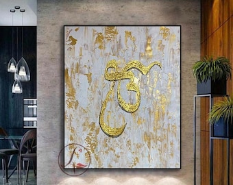 Op de afbeelding: Een groot abstract schilderij met gouden kalligrafie op een witte achtergrond. Het schilderij hangt aan een muur in een modern huis.