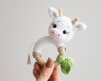 Hochet de bébé vache au crochet blanc dans le cadre du panier de douche de bébé, cadeau de bébé de Noël personnalisé pour la première fois maman, symbole de 2021