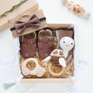 NEWBORN BABY GIFT, Turtle baby gift set with cute turtle rattle for ocean themed baby shower, Personalized gift with turtle crochet toy